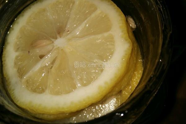 每天来一杯蜂蜜柠檬水美容养颜还瘦身哦的做法图解3