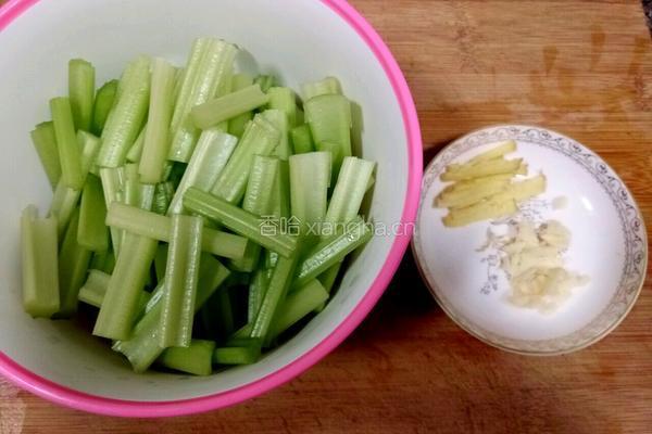 西芹炒肉丝的做法图解1