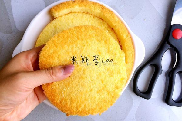 草莓慕斯蛋糕的做法图解2