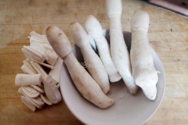 鸡腿菇炒肉片的做法图解1