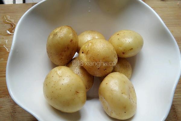 红烧小土豆的做法图解1