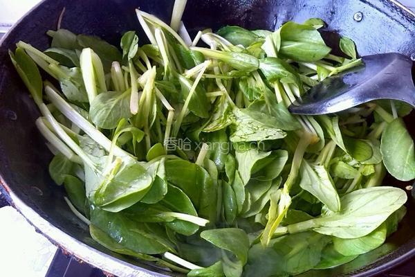 蟹味菇炒小油菜的做法图解5