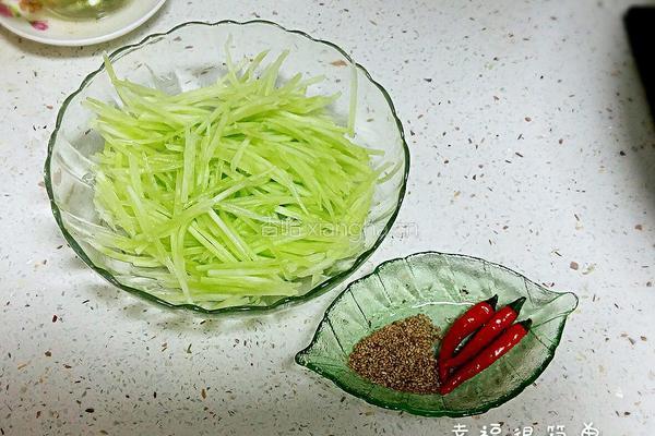 凉拌莴苣丝的做法图解2