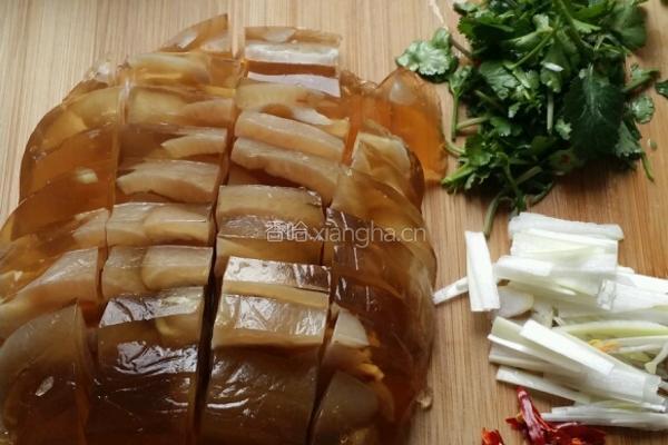 凉拌肉皮冻的做法图解2