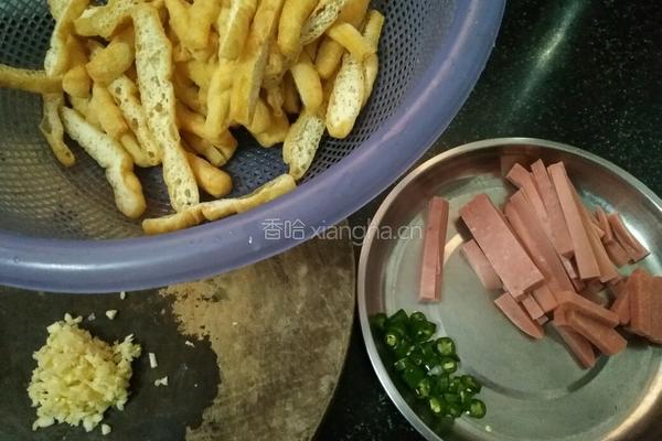 油豆腐炒火腿的做法图解2