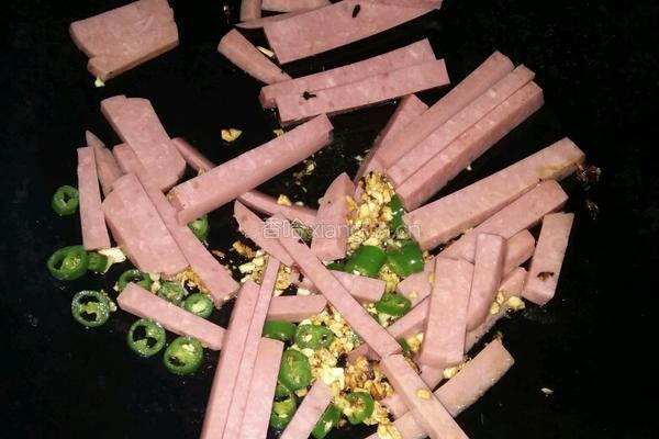 油豆腐炒火腿的做法图解5