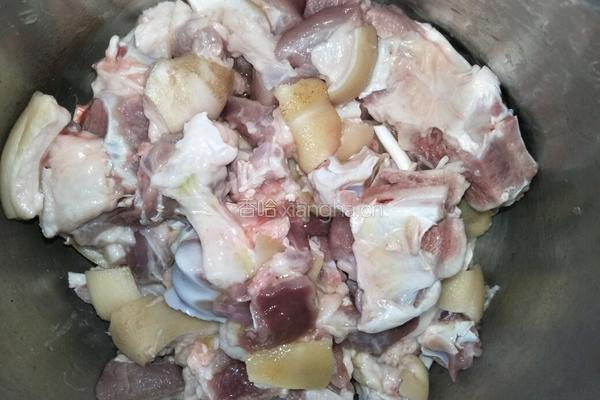 猪蹄焖土豆的做法图解3