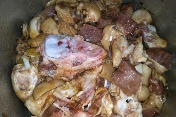 猪蹄焖土豆的做法图解6
