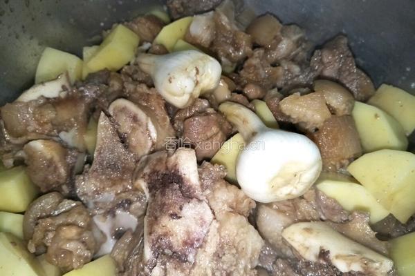 猪蹄焖土豆的做法图解7
