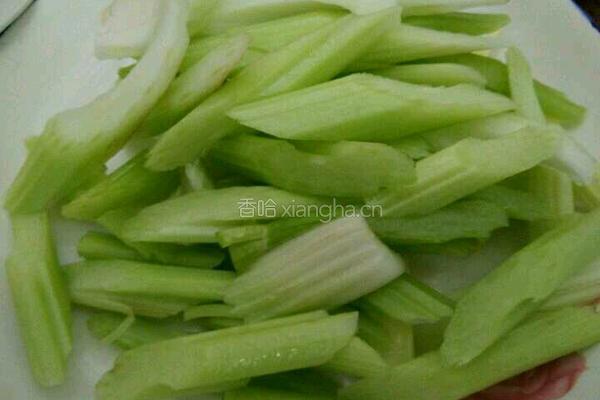 蒜香西芹的做法图解1