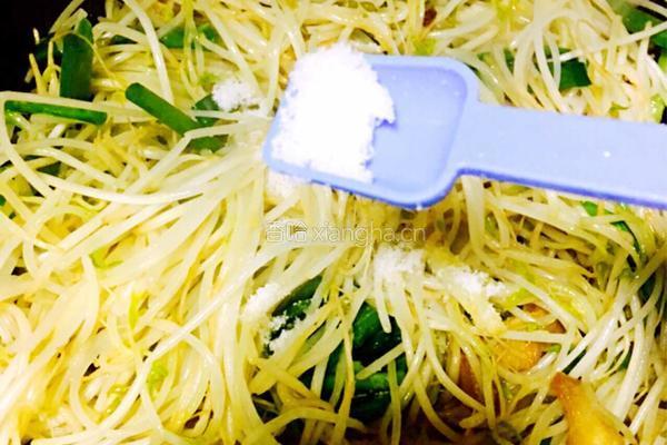 葱香花肉炒银芽的做法图解8