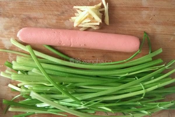 香肠炒香芹的做法图解1
