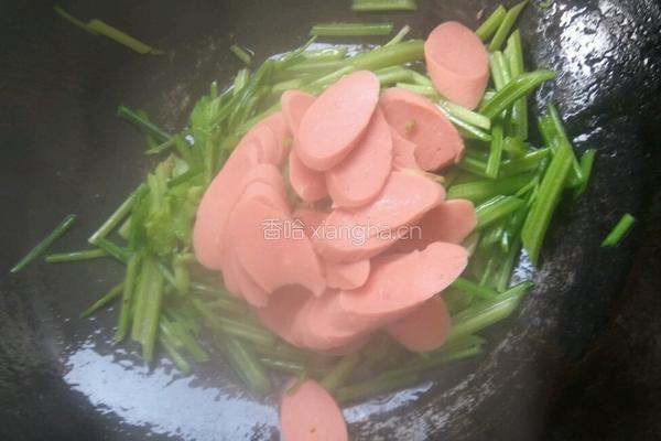 香肠炒香芹的做法图解6