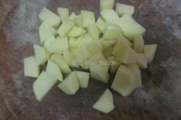 土豆闷红烧肉的做法图解1