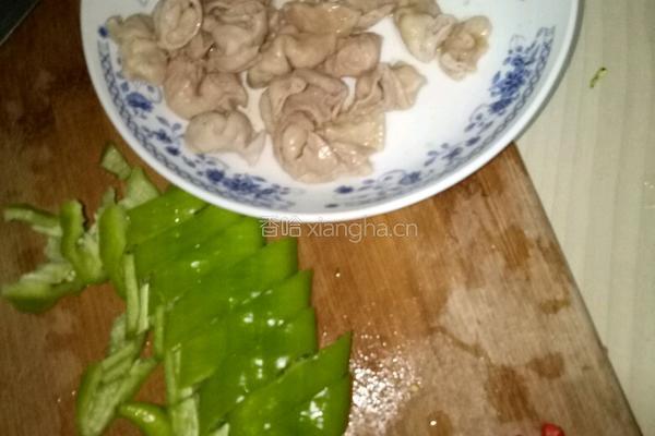青椒肥肠的做法图解1