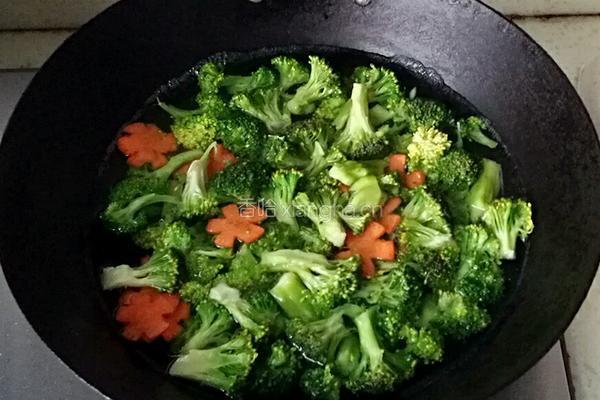 胡萝卜炒西兰花的做法图解2