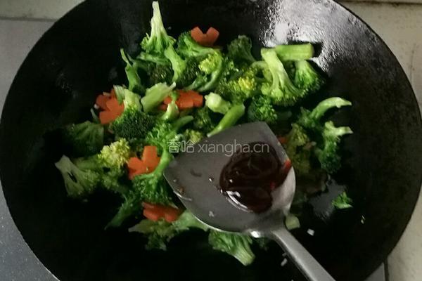 胡萝卜炒西兰花的做法图解5