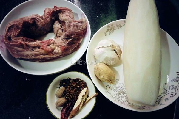 红烧牛腩萝卜的做法图解1