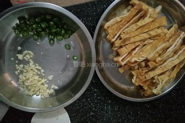 豆干榨菜炒肉的做法图解2