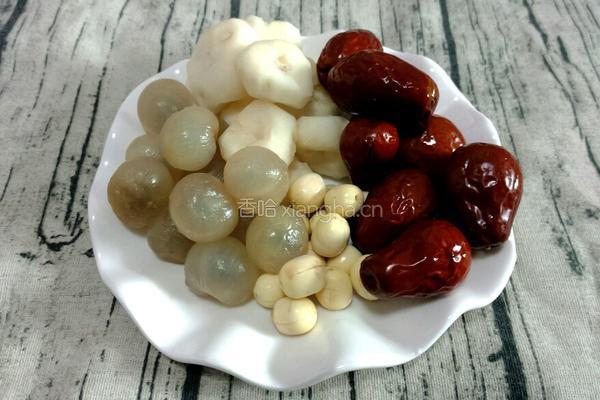 马蹄桂圆莲子羹的做法图解1