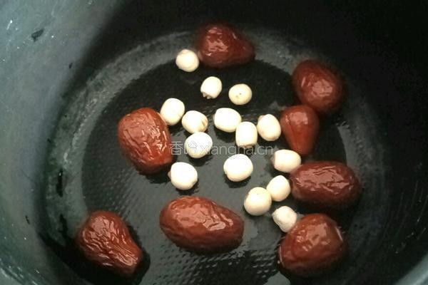 马蹄桂圆莲子羹的做法图解3