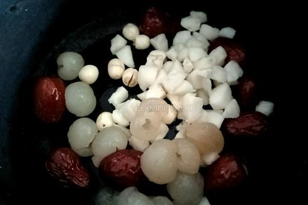 马蹄桂圆莲子羹的做法图解4
