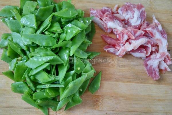 瘦肉炒荷兰豆的做法图解3