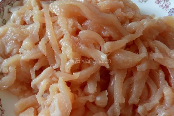 双椒炒鸡胸肉的做法图解1
