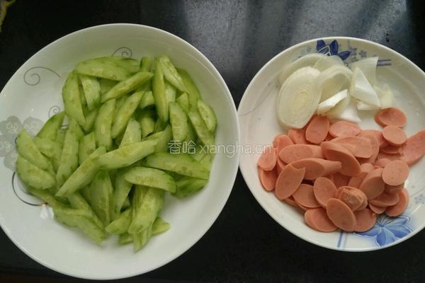 火腿肠炒黄瓜的做法图解2
