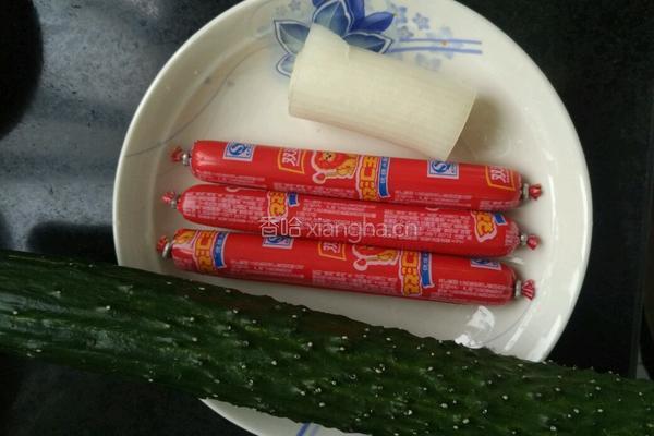 火腿肠炒黄瓜的做法图解1