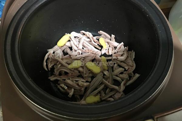 鹰嘴豆花生米煲猪肚汤的做法图解2