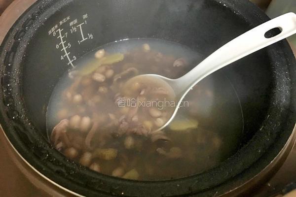 鹰嘴豆花生米煲猪肚汤的做法图解4