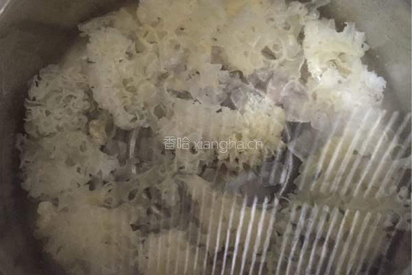 银耳雪梨汤的做法图解1