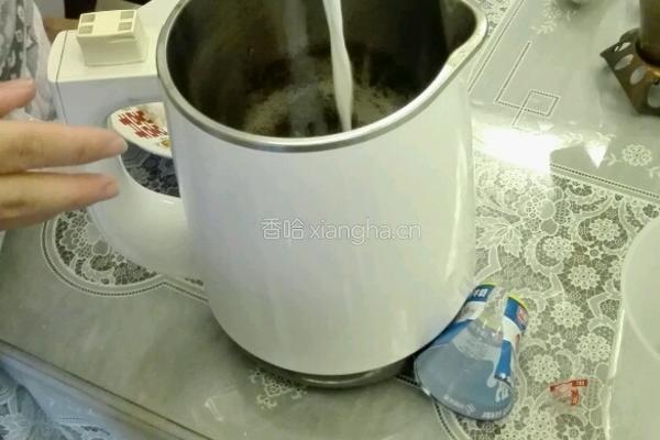 牛奶花生露的做法图解3