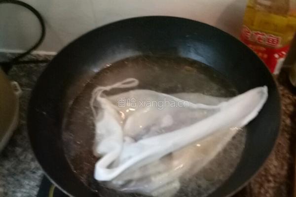 鲫鱼白菜豆腐汤的做法图解5