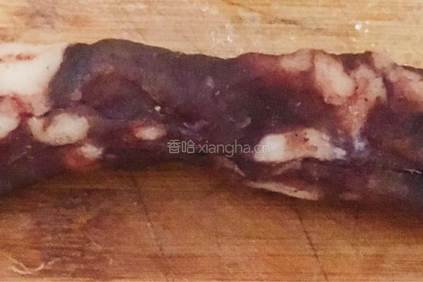 腊肠炒蒜苗的做法图解3