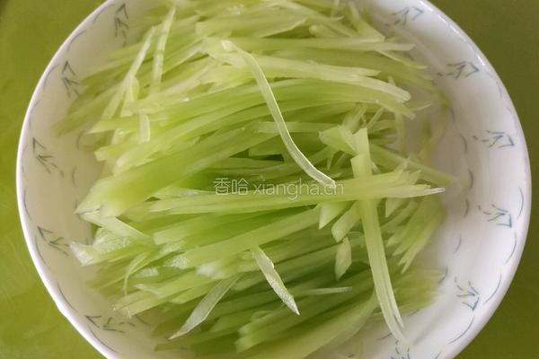 凉拌莴笋的做法图解2