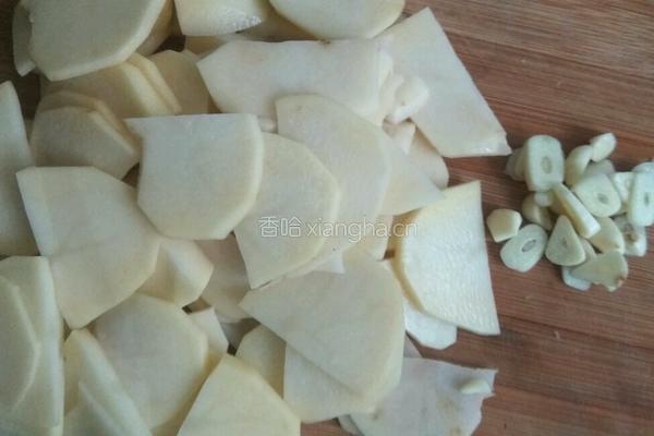 溜土豆片的做法图解1