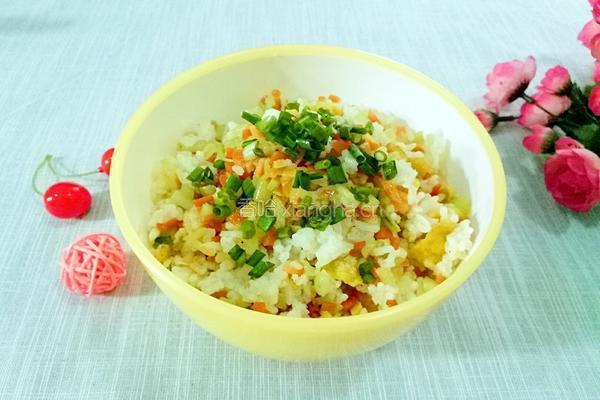 胡萝卜黄瓜蛋炒饭