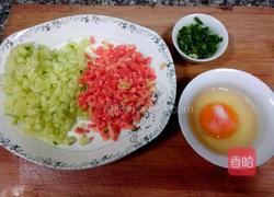 胡萝卜黄瓜蛋炒饭的做法图解2