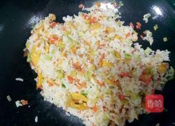 胡萝卜黄瓜蛋炒饭的做法图解6