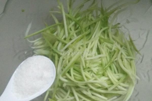 糖醋番茄汁拌西葫芦的做法图解2