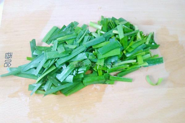 咸蛋白韭菜饼的做法图解1