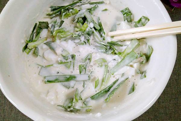 咸蛋白韭菜饼的做法图解4