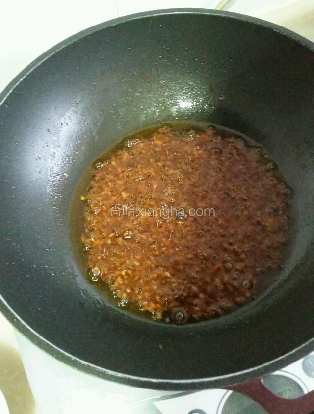 肉沫粘稠冒泡时关火；
