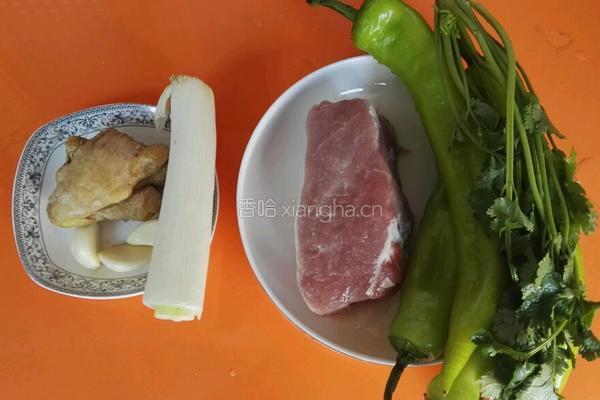 里脊焖尖椒的做法图解1