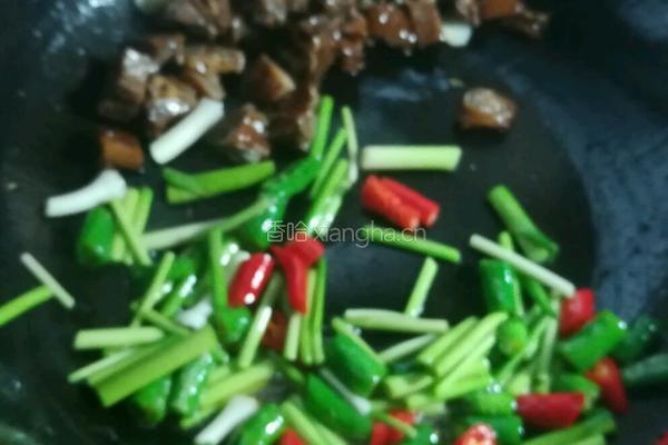 大蒜辣椒炒腊鸭的做法图解9
