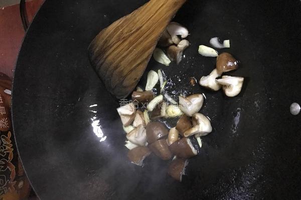 大白菜炒香菇的做法图解3