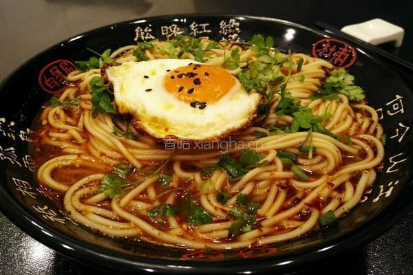 鸡蛋辣面的做法图解1