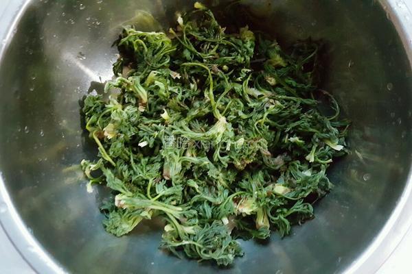 拌白蒿的做法图解5